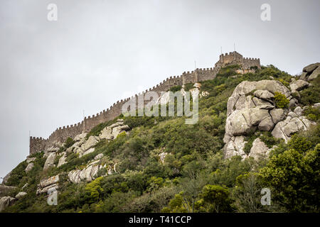 Die Maurische Burg oberhalb der Stadt Sintra in Portugal Stockfoto