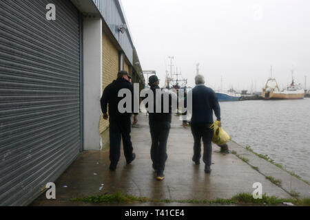 Verlassen des Docks nach schleppnetzfangs in der Irischen See. 4 Mann Besatzung arbeiten an 1 der letzten verbleibenden Trawler. Fleetwood, Lancashire. 24/10/06 Stockfoto