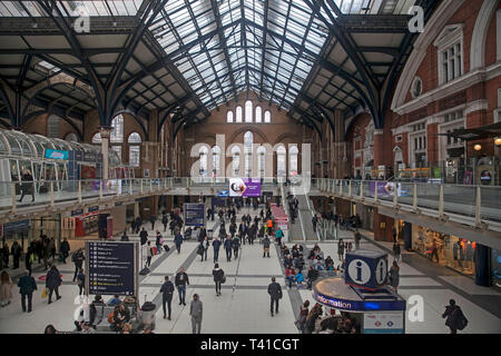 London/England - am 17. Februar 2019: einem langen bahnhofshalle am Londoner Bahnhof Liverpool Street mit einer Menge von Menschen runnen ihren Zug zu bekommen. Stockfoto