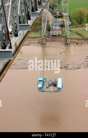 Der Blick hinunter auf die Gondel auf Newport Transporter Bridge, Newport, South Wales 01/11/2004 Stockfoto