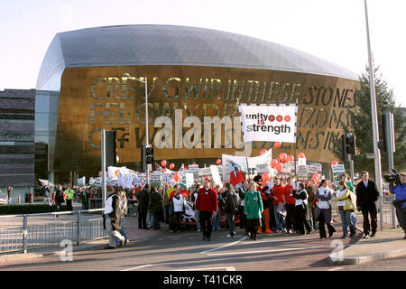 Die nationale Demonstration gegen Studiengebühren. Studenten protestieren vor dem Cardiff Millennium Center s 02/12/2004 Stockfoto