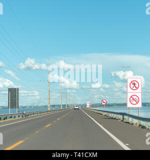 Straßenbrücke über den Fluss Paraná, zwischen den brasilianischen Bundesstaaten Mato Grosso do Sul (MS) und São Paulo (SP). Das Gesetz des Straßenzeichens zu brechen Stockfoto