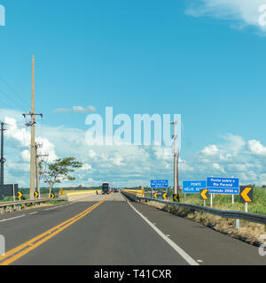 Beginn der Straßenbrücke über den Fluss Paraná, zwischen den brasilianischen Bundesstaaten Mato Grosso do Sul (MS) und São Paulo (SP). Mato Grosso do Sul Seite Stockfoto