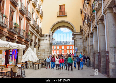 Madrid, Spanien. 7 Apr, 2019. Touristen, die in der Plaza Mayor in Madrid Stockfoto