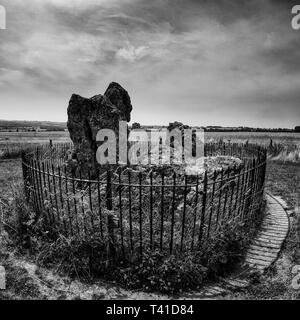 England, Oxfordshire, Rollright Stones. Die Whispering Knights Dolmen ist eine 5000 Jahre alte Grabkammer, geglaubt, Teil eines jungsteinzeitlichen lange Barro. Stockfoto