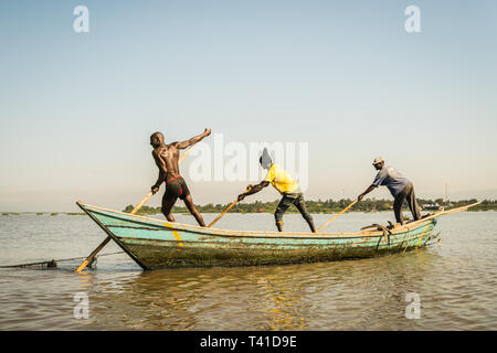 In der Nähe von Kisumu, Kenia - März 8, 2019 - Fischer an der Küste des Lake Victoria Stockfoto