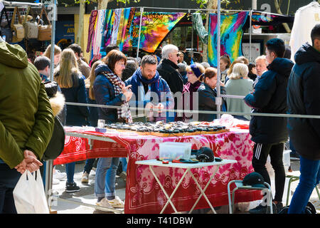 Madrid, Spanien. 7 Apr, 2019. El Rastro in Madrid. Mehrere Leute schauen auf alte Gegenstände auf der Straße in Madrid Stockfoto