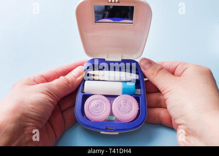 Travel Kit für Kontaktlinsen, Pinzette und Container für die feuchtigkeitsspendende Lösung und Tropfen. Close Up. Selektiver Fokus Stockfoto