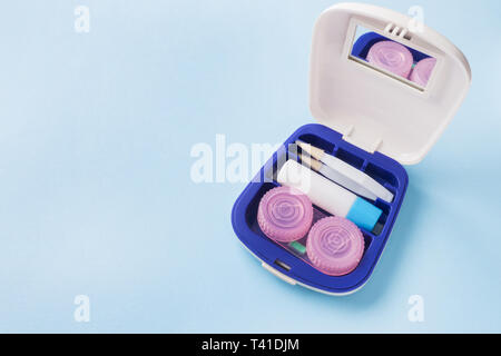 Travel Kit für Kontaktlinsen, Pinzette und Container für die feuchtigkeitsspendende Lösung und Tropfen. Kopieren Sapce. Selektiver Fokus Stockfoto