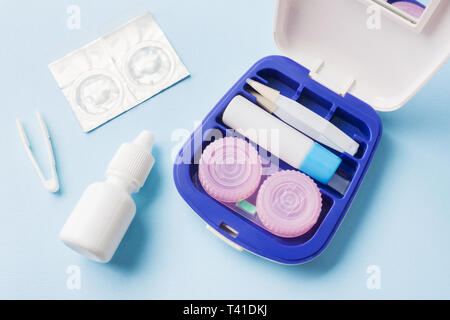 Travel Kit für Kontaktlinsen, Pinzette und Container für die feuchtigkeitsspendende Lösung und Tropfen. Close Up. Selektiver Fokus Stockfoto