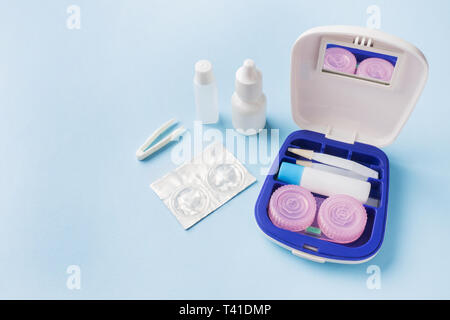 Travel Kit für Kontaktlinsen, Pinzette und Container für die feuchtigkeitsspendende Lösung und Tropfen. Kopieren Sapce. Selektiver Fokus Stockfoto