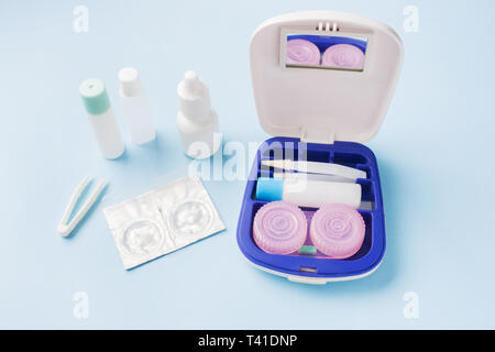 Travel Kit für Kontaktlinsen, Pinzette und Container für die feuchtigkeitsspendende Lösung und Tropfen. Close Up. Selektiver Fokus Stockfoto
