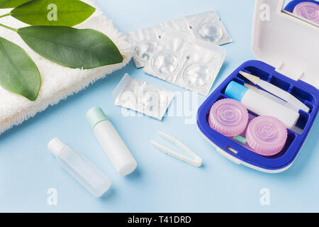 Travel Kit für Kontaktlinsen, Pinzette und Container für die feuchtigkeitsspendende Lösung und Tropfen. Close Up. Selektiver Fokus Stockfoto