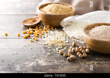 Verschiedene organische Mehl auf Holztisch. Copyspace Stockfoto