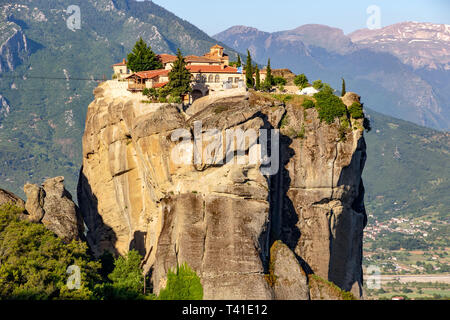 Meteora Landschaft mit Kloster auf einer monolithischen Säule. Pindos-gebirge, Griechenland Stockfoto
