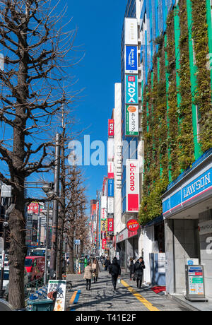 Geschäfte am Yasukuni-dori, die Hauptstraße von Shinjuku, Tokyo, Japan Stockfoto