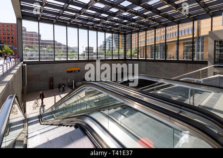 BERLIN - 28.April 2018: Eingang zum Bahnhof am Potsdamer Platz. Eine der wichtigsten öffentlichen Platz und Verkehr Kreuzung in der Mitte des Ber Stockfoto