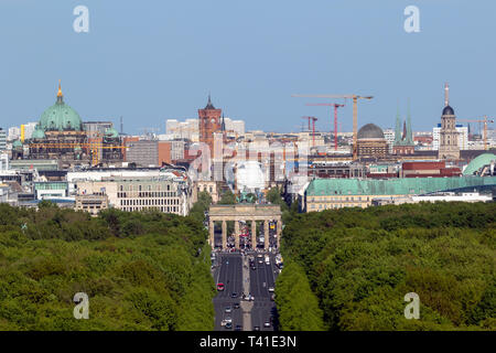 Blick über Berlin mit dem Brandenburger Tor von der Berliner Siegessäule. Stockfoto