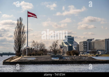Lettische Nationalbibliothek und große Fahne skyline Stockfoto