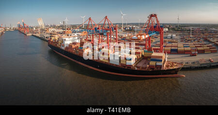 Luftaufnahme von einem Terminal im Hamburger Hafen bei schönem Wetter Stockfoto