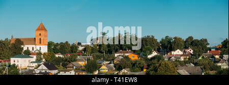 Mir, Belarus. Panorama Landschaft der Häuser des Dorfes und Saint Nicolas Römisch-katholische Kirche im sonnigen Sommertag in Mir, Belarus. Das Wahrzeichen der Stadt. Histo Stockfoto