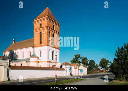Mir, Weißrussland. Saint Nicolas römisch-katholische Kirche In Mir, Belarus. Wahrzeichen In sonnigen Sommertag mit blauem Himmel Stockfoto
