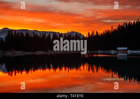 Sonnenaufgang über Lake Louise, Banff National Park, Kanada Stockfoto