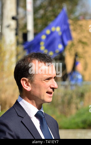Alun Cairns MP (Con; Staatssekretär für Wales) auf College Green, Westminster, 11. April 2019. EU-Flagge hinter Stockfoto