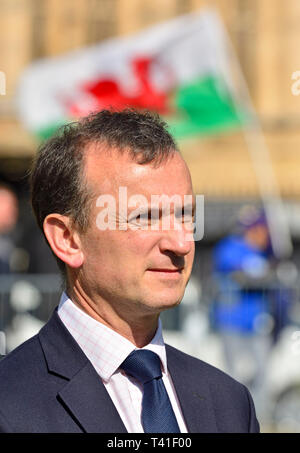 Alun Cairns MP (Con; Staatssekretär für Wales) auf College Green, Westminster, 11. April 2019 Stockfoto