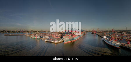 Luftaufnahme von einem Terminal im Hamburger Hafen bei schönem Wetter Stockfoto