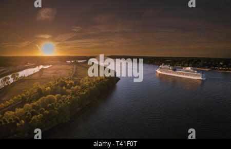 Luftaufnahme von einem Kreuzfahrtschiff auf der Elbe bei Sonnenuntergang im Spätsommer Stockfoto