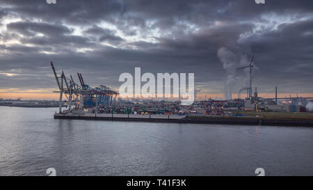 Industriegebiet im Hamburger Hafen Stockfoto