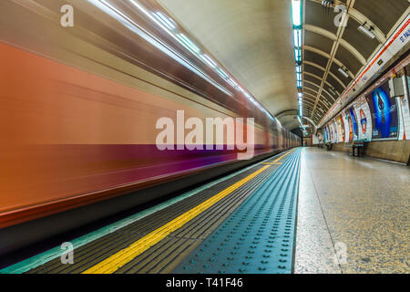 London, UK - Februar 2019: St Pauls Londoner U-Bahnhof mit dem Zug in Bewegung mit einer Drehzahl, die durch die Plattform Stockfoto