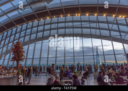 Blick von innen auf der Dachterrasse Sky Garden, London, UK Stockfoto