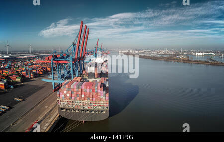 Luftaufnahme von einem Terminal im Hamburger Hafen bei schönem Wetter Stockfoto