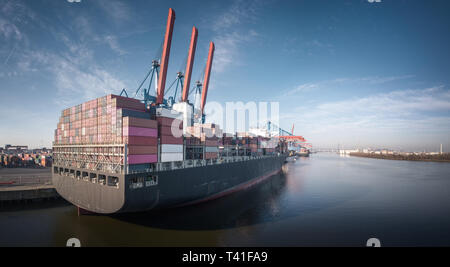 Luftaufnahme von einem Terminal im Hamburger Hafen bei schönem Wetter Stockfoto