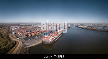 Luftaufnahme von einem Terminal im Hamburger Hafen bei schönem Wetter Stockfoto