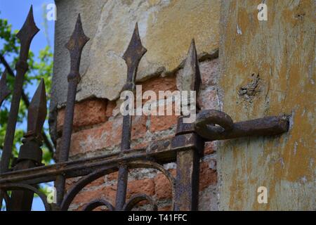 Rostiger zaun Tor Stockfoto