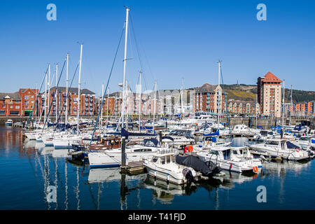 In Swansea Swansea Marina South Wales an einem sonnigen Frühlingstag, South Wales. Dies ist der zurückgewonnen und regeneriert Swansea Docks, einst ein sehr geschäftigen Hafen. Stockfoto