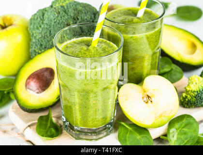 Grüne Smoothie aus Obst und Gemüse auf Weiß. Stockfoto