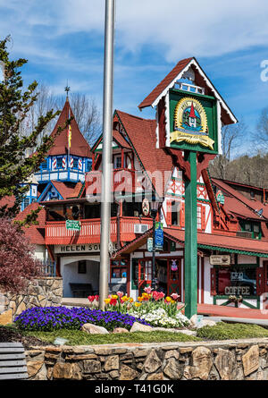 Helen, Georgien ist eine Stadt, die auf einem Bayerischen alpine Design Motiv, hat es eine touristische Attraktion modelliert. Stockfoto