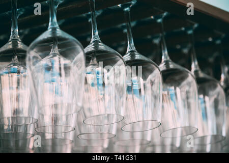 Brille über bar-Regal hängen. Leere Gläser für Wein über einer Bar rack Stockfoto