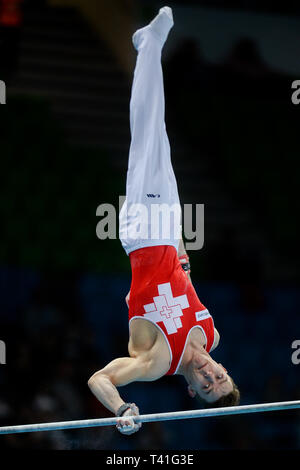 Christian Baumann aus der Schweiz in Aktion auf der High Bar während der Männer vielseitige Final des 8. Europäischen Meisterschaften im Turnen gesehen. (Tag 3) Stockfoto