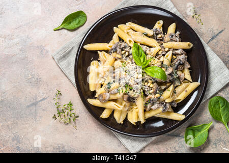 Pasta mit Pilzen und Spinat. Stockfoto