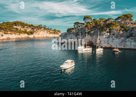 Cote de Azur, Frankreich. Weiße Yachten Boote in der Bucht. Calanques - eine tiefe Bucht, umgeben von hohen Klippen in der azurblauen Küste von Frankreich. Stockfoto