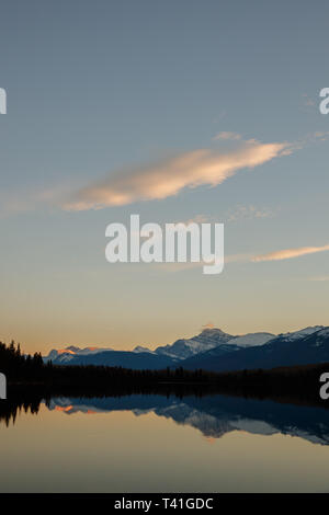 Pyramide See- und Berglandschaft von Pyramid Island, Jasper, Kanada Stockfoto