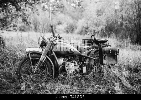 Alte Tricar, Three-Wheeled Motorrad der Wehrmacht, die Streitkräfte der Bundesrepublik Deutschland des Zweiten Weltkriegs im Sommer Wald. Foto in den Farben Schwarz und Weiß. Stockfoto