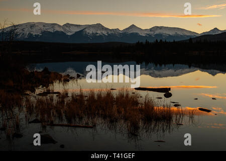 Indische Bergrücken und Whistler Peak von See Pyramide in Jasper, Alberta, Kanada Stockfoto