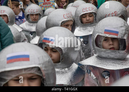 Moskau, Russland. 12. Apr 2019. Teilnehmer des März zu Ehren des cosmonautics Tag und Festival" ist es an der Zeit, Raum' auf der zentralen Allee der VDNKh Stockfoto