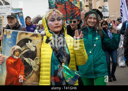 Moskau, Russland. 12. Apr 2019. Teilnehmer des März zu Ehren des cosmonautics Tag und Festival" ist es an der Zeit, Raum' auf der zentralen Allee der VDNKh Stockfoto